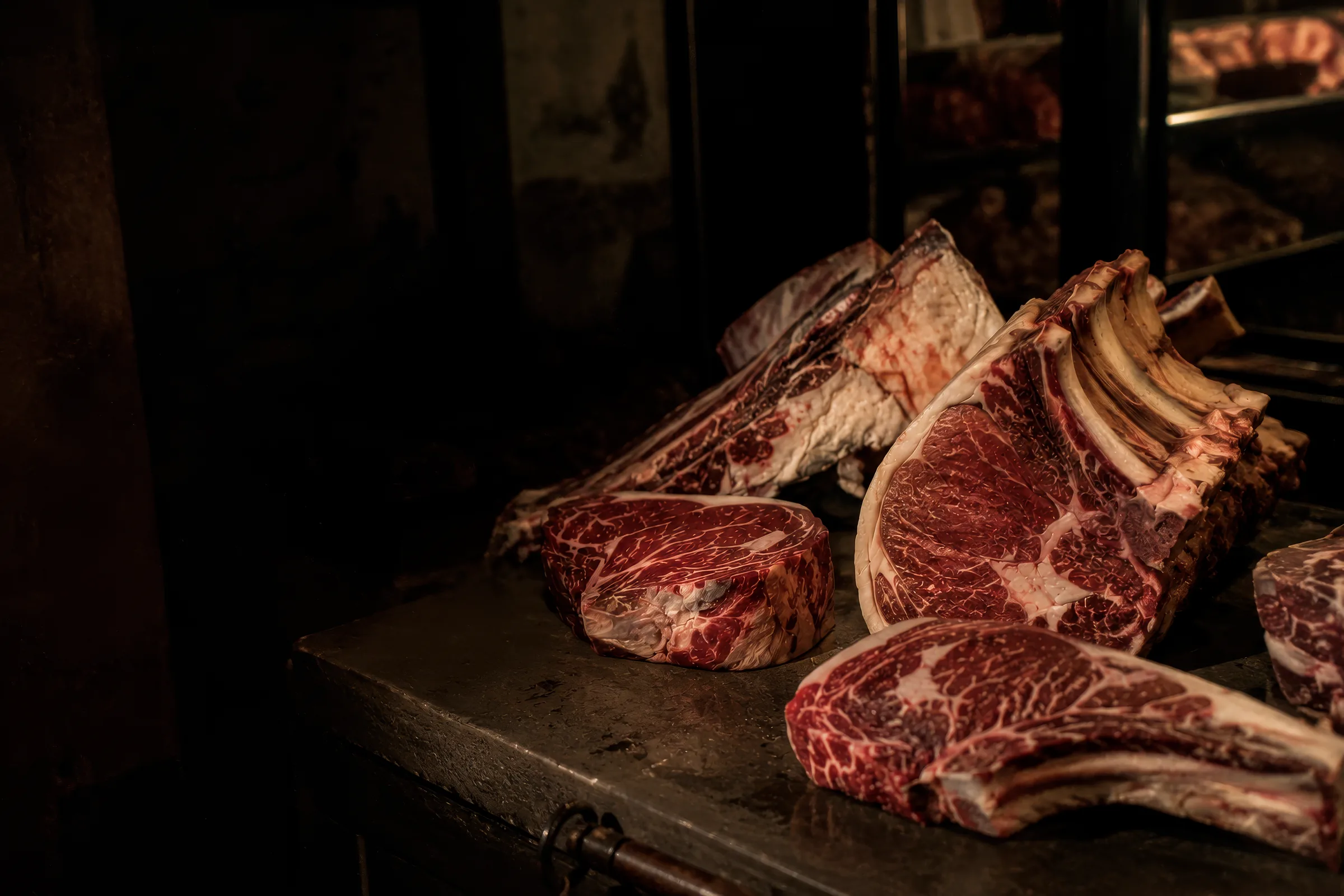 Cortes de carne premium en el mostrador de Carvan